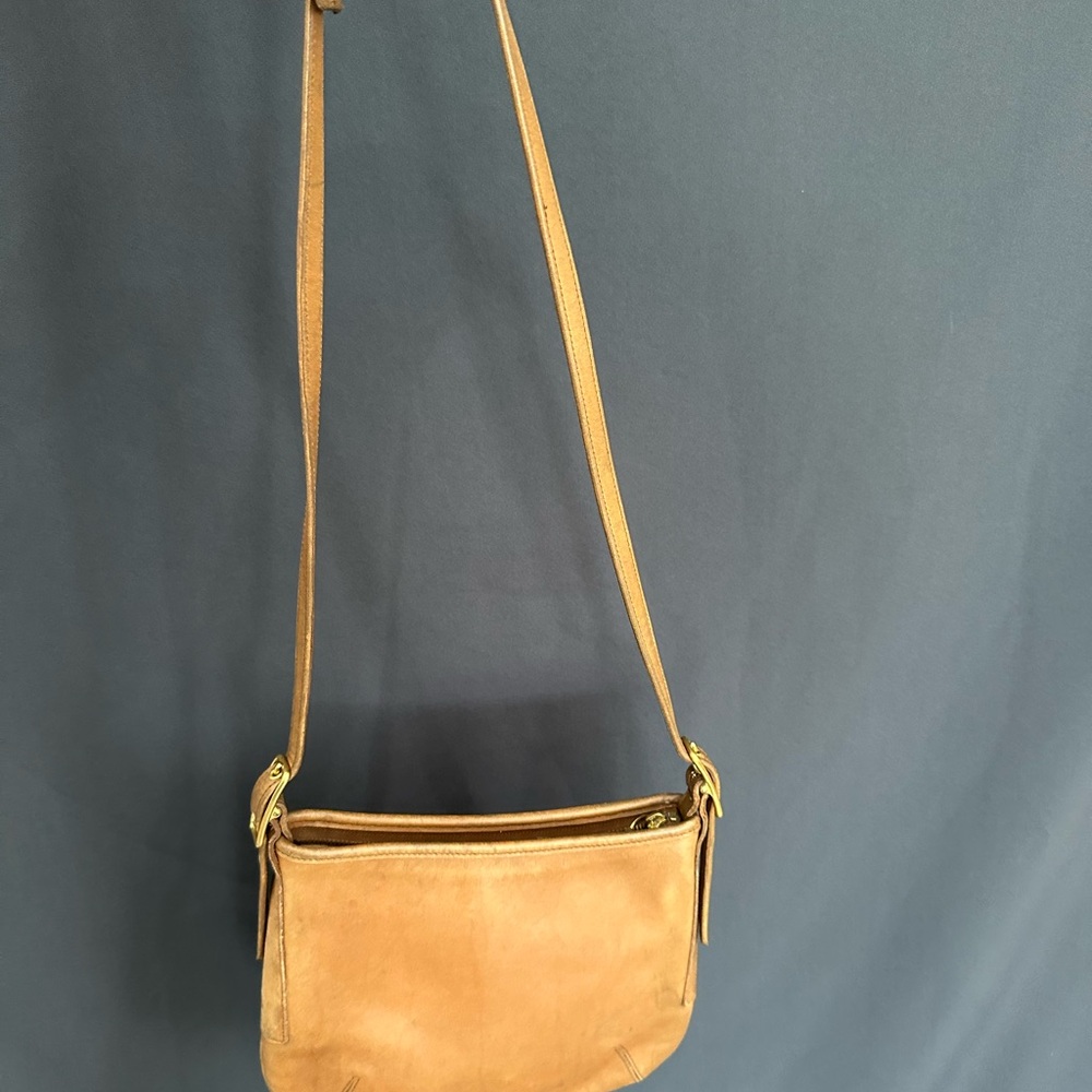 Vintage Coach Brown Leather Shoulder Bag with Gold Hardware - Picture 2 of 8